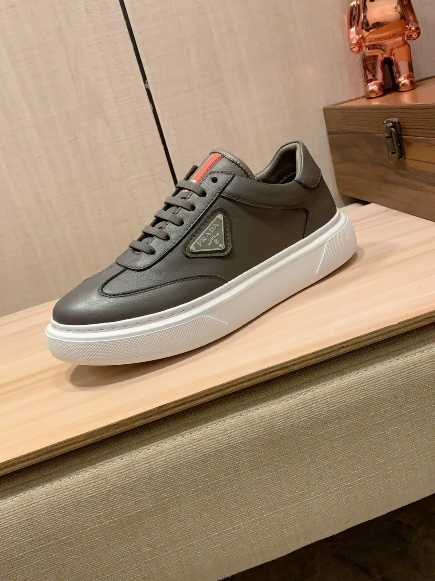 New model: Factory price: 460💰💰🎩🎩[Lightning][Lightning] "Prada Men's Shoes 💰pRADA*" The latest and most popular casual shoes, top brands [seduce] luxury~purchase, top~quality. [Strong] The upper is made of imported breathable and polished cowhide material ➕ Breathable sheepskin feet (•) with fine workmanship. The original stylish and stylish soft rubber wear-resistant and non-slip outsole is light and comfortable on the feet. The real thing looks better when photographed in person. 0186: code: 38-44, 4️⃣ colors selected